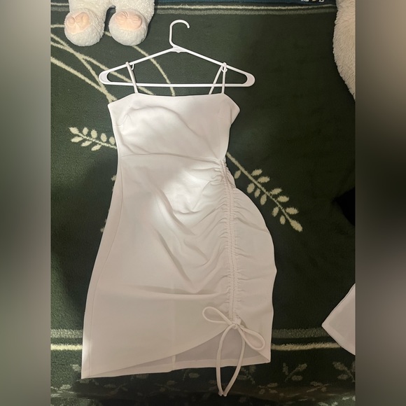 White, short dress in perfect conditions, only worn once. - Picture 2 of 3
